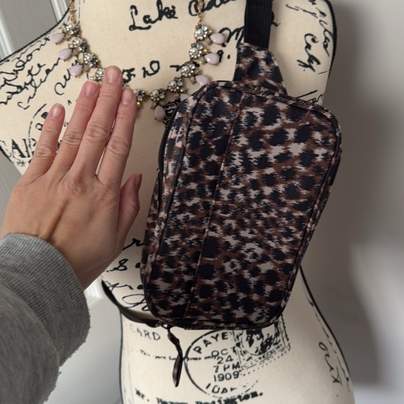Old Navy-Cheetah Waist Bag - Picture 3 of 7